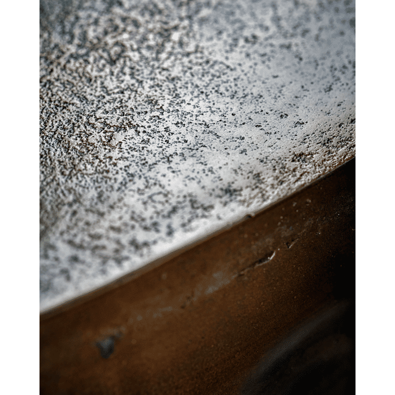 Mesa de salón Rota de House Doctor, acabado en cobre antiguo